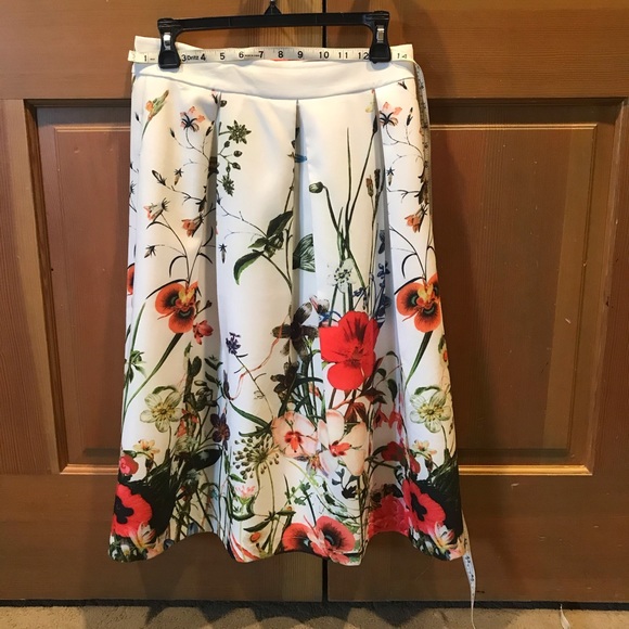 Nancy Yang Floral skirt - Picture 1 of 3